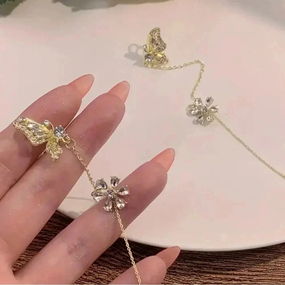 New! Rhinestone One-piece Butterly Earring - Picture 4 of 5